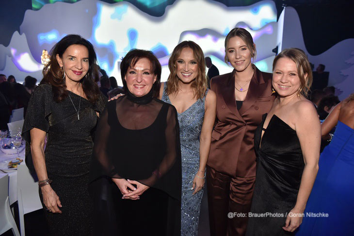 Clarissa K&auml;fer, Ute Freudenberg, Nele Ocik, Laura Papendick, Nova Meierhenrich / McDonald's Benefiz Gala zugunsten der McDonald's Kinderhilfe Stiftung in den Eisbach Studios in M&uuml;nchen am 06.12.2025 /&copy; Foto: BrauerPhotos / Goran Nitschke 